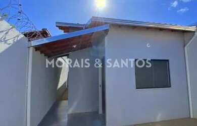 Imagem: A casa possui 3 Dormitórios, 2 Banheiros, 2 Vagas na garagem