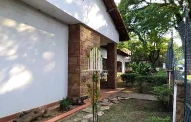 Imagem: A casa possui 4 Dormitórios, 3 Banheiros, 5 Vagas na garagem