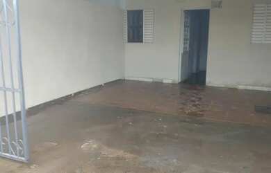 Imagem: A casa possui 2 Dormitórios, 1 Banheiro, 2 Vagas na garagem