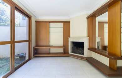 Imagem: A casa em condomínio possui 4 Dormitórios, 3 Banheiros, 2