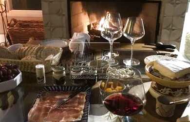 Imagem: A casa em condomínio possui 4 Dormitórios, 5 Banheiros, 2