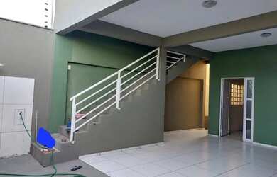 Imagem: A casa possui 4 Dormitórios, 2 Vagas na garagem, 500m² de