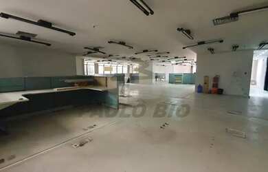 Imagem: O depósito possui 5 Vagas na garagem e 340m² de Área e está