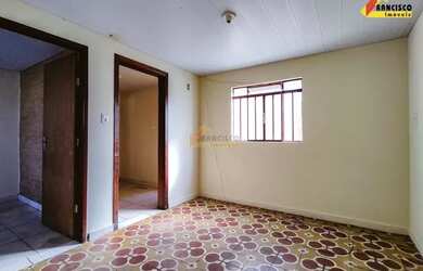 Imagem: A casa possui 3 Dormitórios, 1 Banheiro, 2 Vagas na garagem