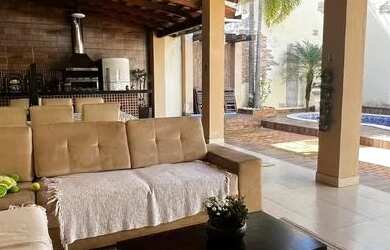 Imagem: A casa em condomínio possui 4 Dormitórios, 3 Banheiros, 4