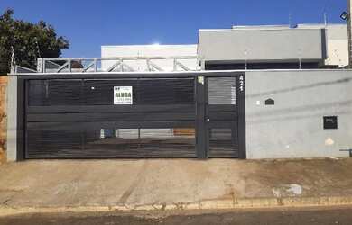 Imagem: A casa possui 2 Dormitórios, 1 Banheiro, 2 Vagas na garagem