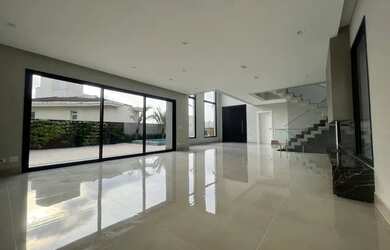 Imagem: A casa em condomínio possui 4 Dormitórios, 5 Banheiros, 5