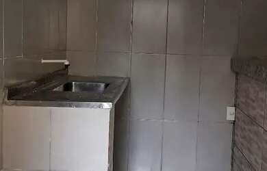 Imagem: A casa possui 1 Dormitório, 1 Banheiro, 1 Vaga na garagem e