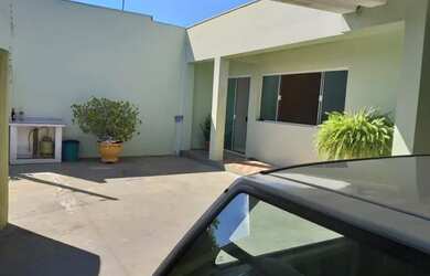 Imagem: A casa possui 3 Dormitórios, 4 Banheiros, 2 Vagas na garagem