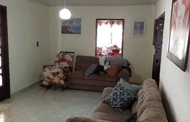 Imagem: A casa possui 3 Dormitórios, 2 Banheiros, 2 Vagas na garagem