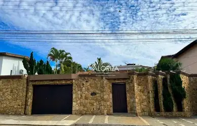 Imagem: A casa possui 3 Dormitórios, 5 Banheiros, 5 Vagas na garagem