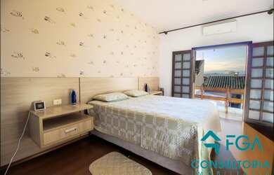 Imagem: A casa possui 3 Dormitórios, 2 Banheiros, 2 Vagas na garagem