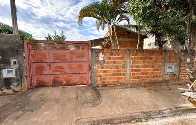 Imagem: A casa possui 2 Dormitórios, 1 Banheiro, 2 Vagas na garagem