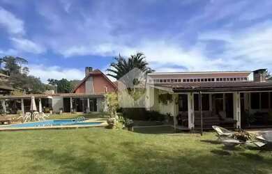 Imagem: A casa possui 5 Dormitórios, 5 Banheiros, 4 Vagas na garagem