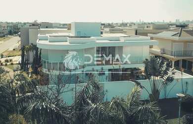 Imagem: A casa possui 4 Dormitórios, 5 Banheiros, 5 Vagas na garagem