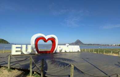 Imagem: A casa possui 3 Dormitórios, Acomodam 8 pessoas, 2 Vagas na