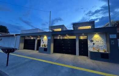 Imagem: A casa possui 3 Dormitórios, 2 Banheiros, 2 Vagas na garagem