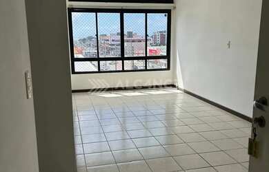 Imagem: O apartamento possui 1 Dormitório, 1 Banheiro, 1 Vaga na garagem