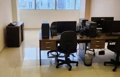 Imagem: O depósito possui 1 Vaga na garagem, 33m² de Área e está