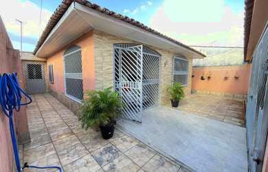 Imagem: A casa possui 3 Dormitórios, 2 Banheiros, 2 Vagas na garagem