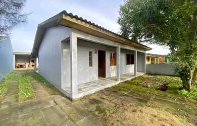 Imagem: A casa e possui 3 Dormitórios, 2 Banheiros, 1 Vaga na garagem