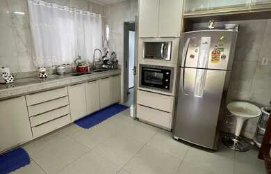 Imagem: A casa em condomínio possui 5 Dormitórios, 5 Banheiros, 2