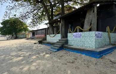 Imagem: A casa possui 4 Dormitórios, 1 Banheiro, 2 Vagas na garagem