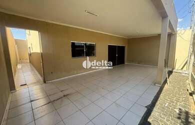 Imagem: A casa possui 2 Dormitórios, 3 Banheiros, 2 Vagas na garagem