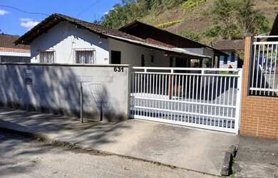 Imagem: A casa possui 3 Dormitórios, 2 Banheiros, 3 Vagas na garagem