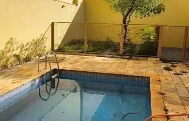 Imagem: A casa possui 3 Dormitórios, 3 Banheiros, 4 Vagas na garagem