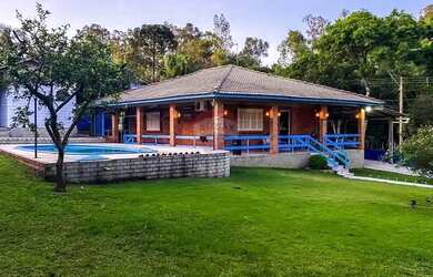 Imagem: A casa possui 2 Dormitórios, 4 Banheiros, 5 Vagas na garagem