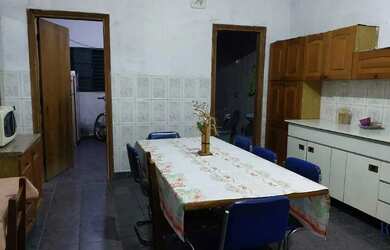 Imagem: A casa possui 3 Dormitórios, 2 Banheiros, 5 Vagas na garagem