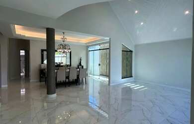 Imagem: A casa possui 5 Dormitórios, 2 Banheiros, 4 Vagas na garagem