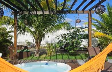 Imagem: A casa possui 2 Dormitórios, Acomodam 6 pessoas e 5 Vagas na