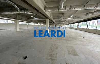 Imagem: O depósito possui 5 Vagas na garagem, 6140m² de Área e está