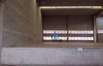 Imagem: O depósito possui 4 Vagas na garagem, 1415m² de Área e está