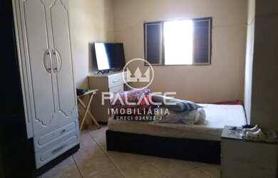 Imagem: A casa possui 4 Dormitórios, 3 Banheiros, 1 Vaga na garagem