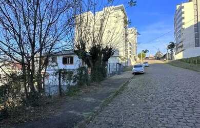 Imagem: O terreno possui 387m² de Área e está localizado em Sanvitto