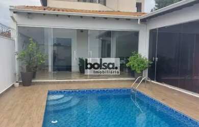 Imagem: A casa possui 5 Dormitórios, 5 Banheiros, 4 Vagas na garagem