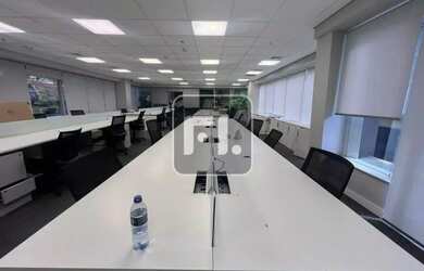 Imagem: O depósito possui 2 Vagas na garagem, 384m² de Área e está