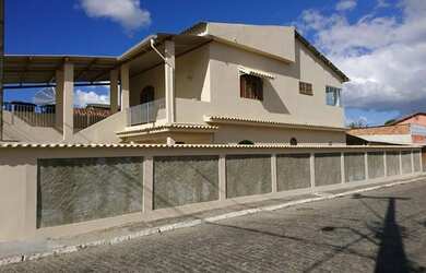 Imagem: A casa possui 4 Dormitórios, 2 Vagas na garagem e está localizado