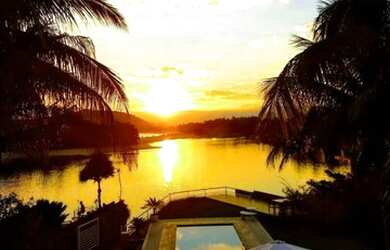 Imagem: A casa possui 4 Dormitórios, 5 Banheiros, 4 Vagas na garagem