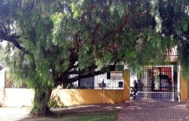 Imagem: A casa possui 4 Dormitórios, 2 Banheiros, 3 Vagas na garagem