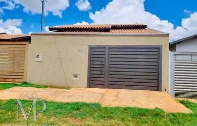 Imagem: A casa possui 2 Dormitórios, 1 Banheiro, 2 Vagas na garagem