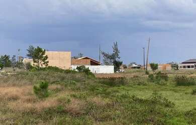 Imagem: O terreno possui 300m² de Área e está localizado em Balneário