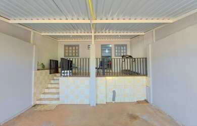 Imagem: A casa possui 3 Dormitórios, 1 Banheiro, 2 Vagas na garagem