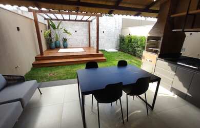 Imagem: A casa em condomínio possui 3 Dormitórios, 3 Banheiros, 2