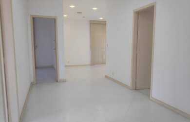 Imagem: O apartamento possui 3 Dormitórios, 1 Banheiro, 2 Vagas na