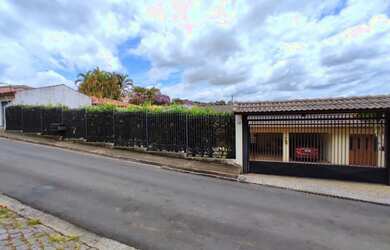 Imagem: A casa possui 4 Dormitórios, 4 Banheiros, 4 Vagas na garagem