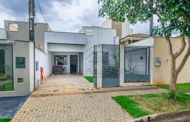 Imagem: A casa possui 3 Dormitórios, 3 Banheiros, 2 Vagas na garagem